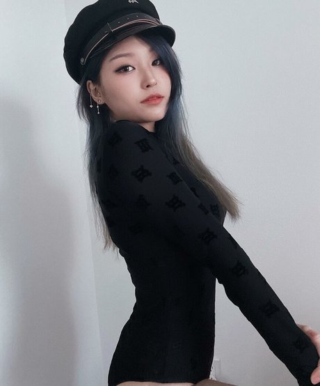 YoonHyoonAikuros model free pic