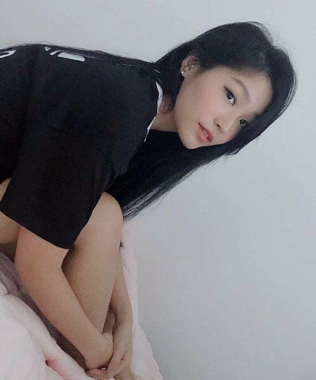 YoonHyoonAikuros erotic pornstar pictures