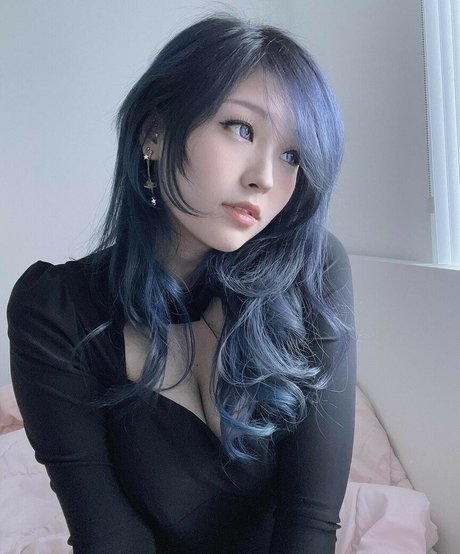 YoonHyoonAikuros pornstar erotic img