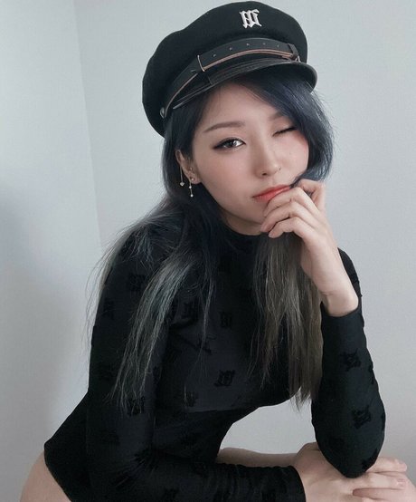 YoonHyoonAikuros xxx pornstar archive