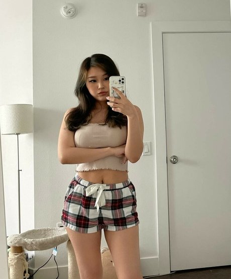 YoonHyoonAikuros nice model pic