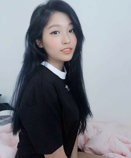 YoonHyoonAikuros erotic star img