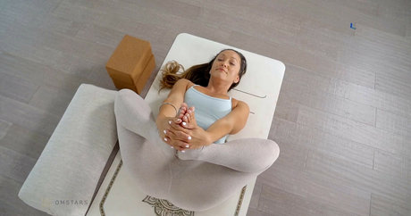 Kino MacGregor beautiful model photo