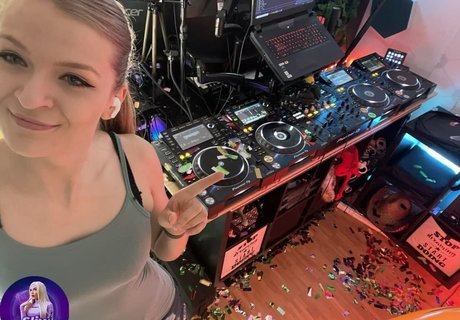 Sintica model hot gallery