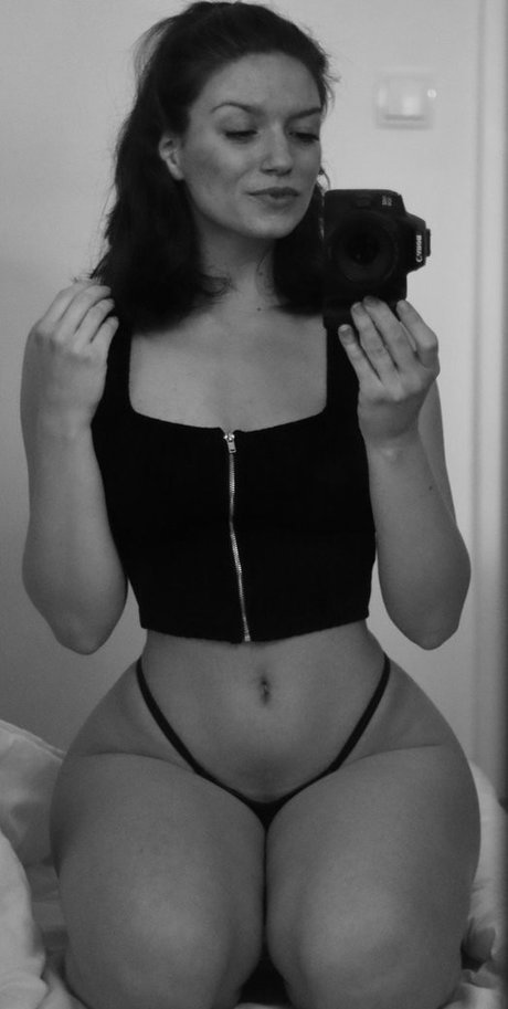 Cjella porn model image