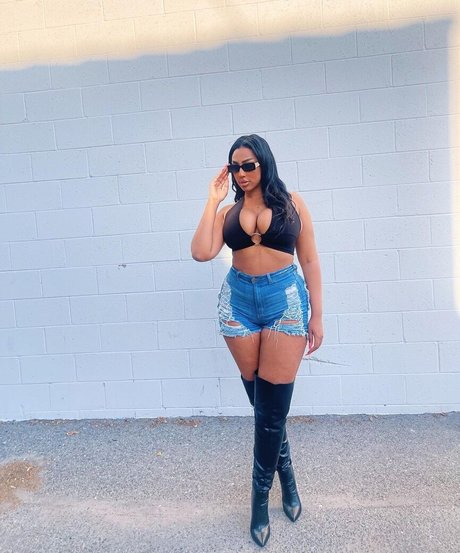 iLLi y model nudes picture