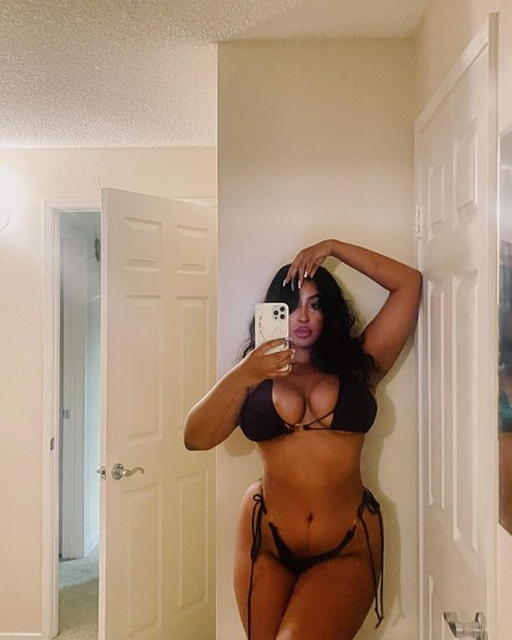 iLLi y nudes star picture