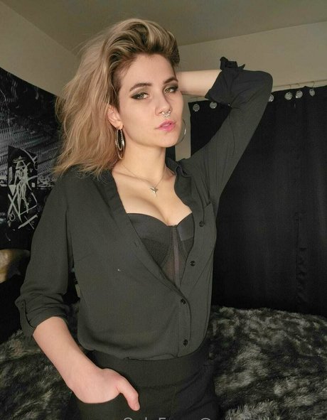 adalindgrayxo nude star img