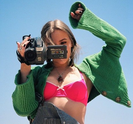 Maisy Stella art model photo