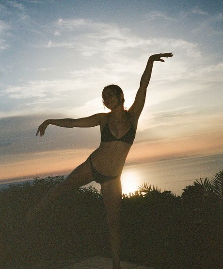 Charli XCX star hot img