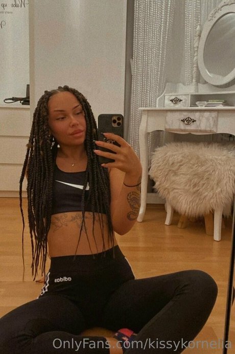 kissykornelia hd pornstar image