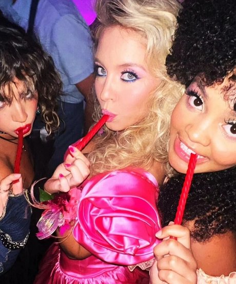 Sydney Sweeney erotic star img