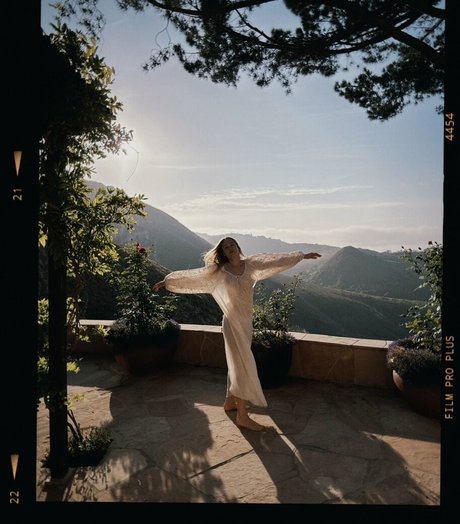 Brie Larson model pornographic photo