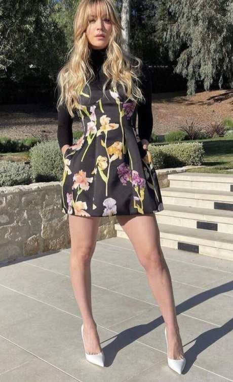 Kaley Cuoco art star archive