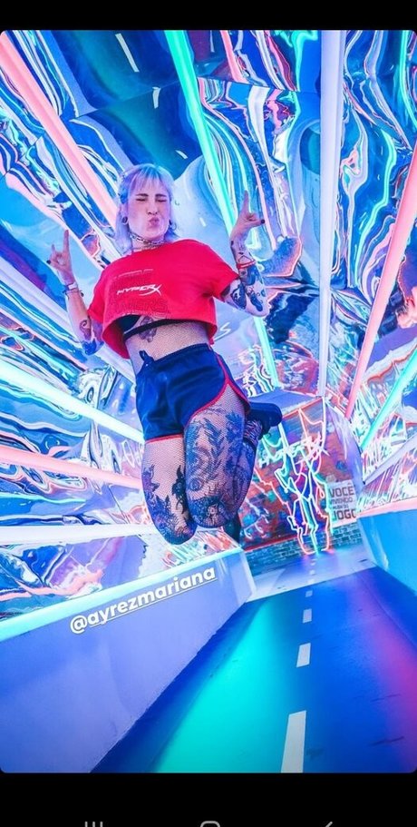 Mariana Ayres sexy actress gallery