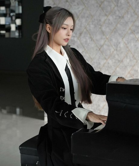 cathrynli erotic model image