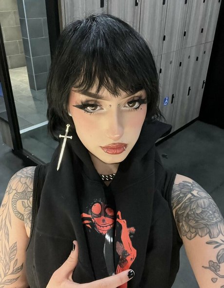 Redroomromance nudes model pics