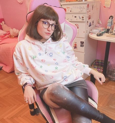 Aril s Chest porn star photo