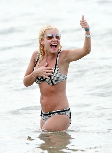 Elisha Cuthbert sexy model photo