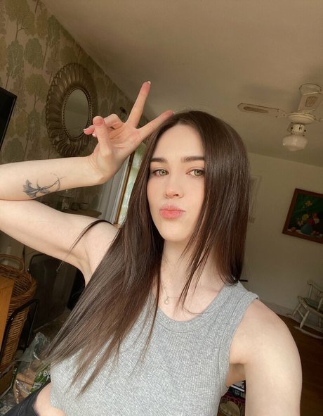 Frankie Lollia pretty pornstar pics