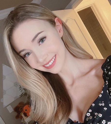 Dizzykitten model hot photos