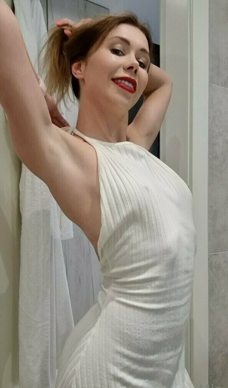 miabandini69 naked model image