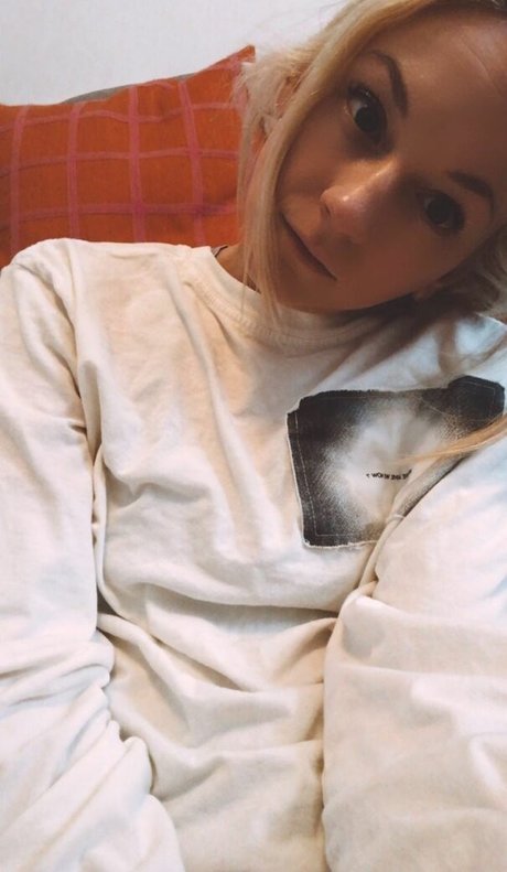 Emily Kinney sexy star img