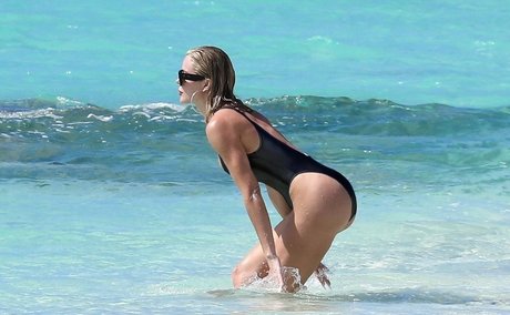 Khloe Kardashian model pornographic pics