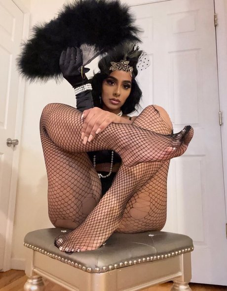 Ayisha Diaz star beautiful images