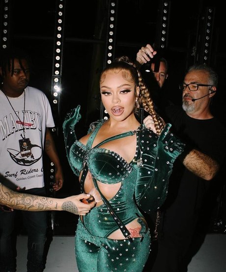 crossdresser onlyfans pornographic pics