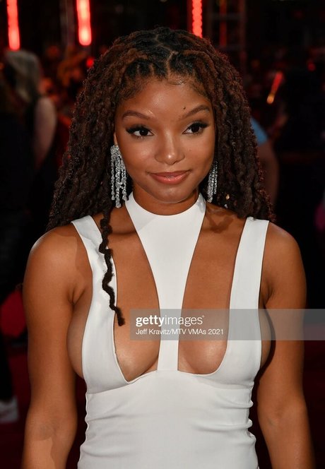 Halle Bailey top pornstar photos
