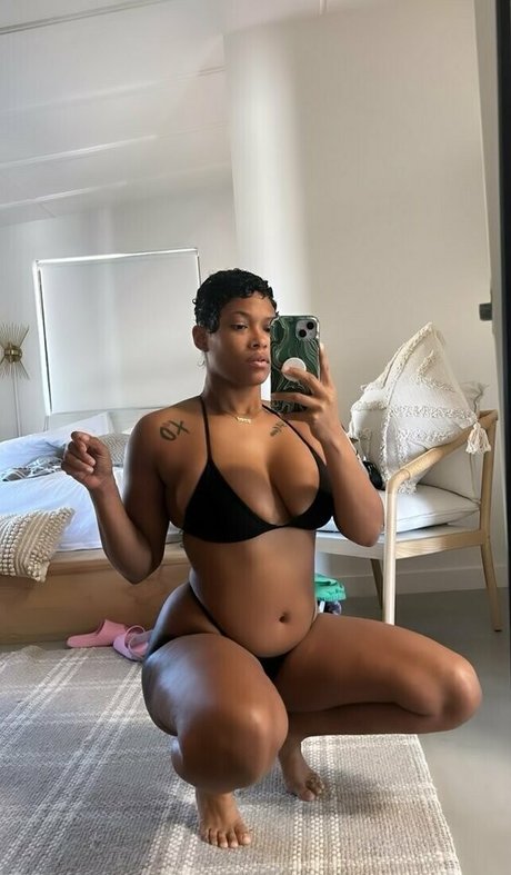 issameg model hot pic