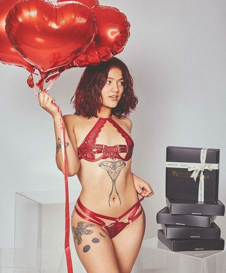 domina lady model naked photo