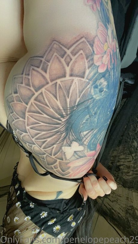 penelopepeach29 naked model images