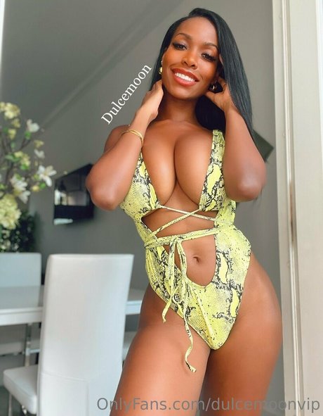 dulcemoonvip pornstar naked photo