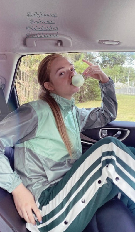 Elle Fanning art star image