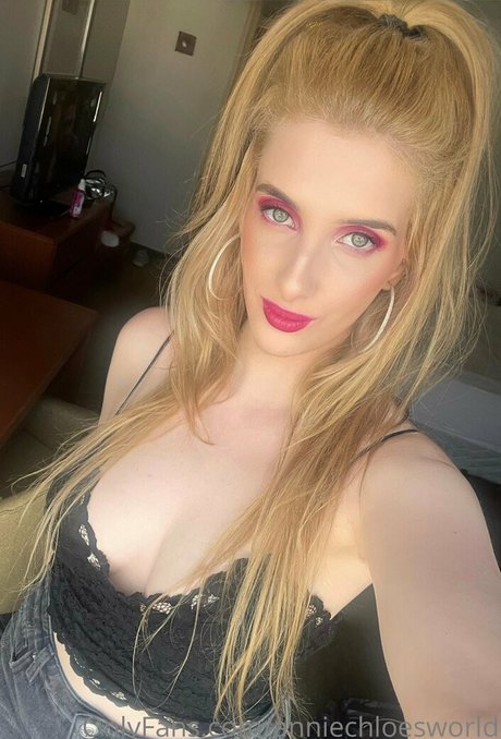 anniechloesworld naked star pic