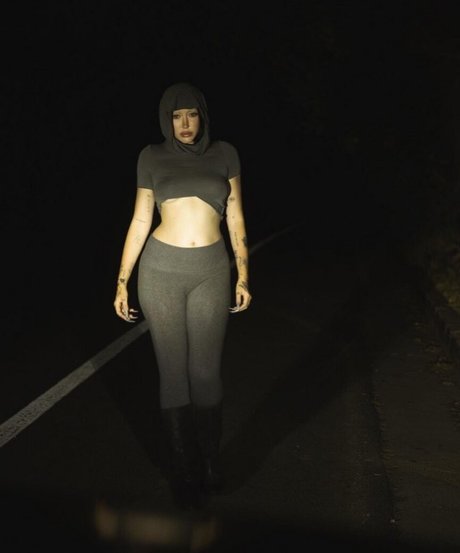 Noah Cyrus model naked img