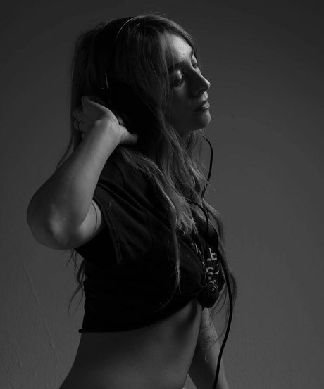 Eliza Grace sexy actress pics