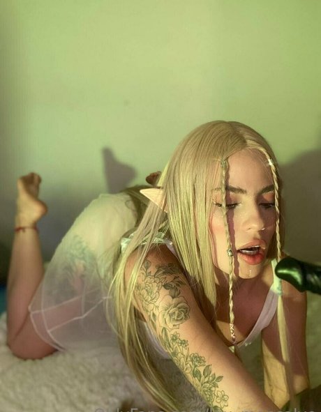 beautiful face onlyfans erotic photo