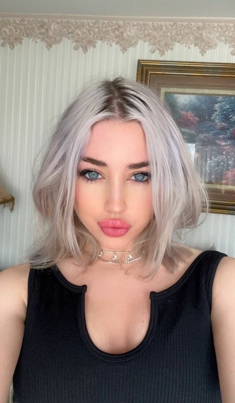 Hailsbee model nudes picture