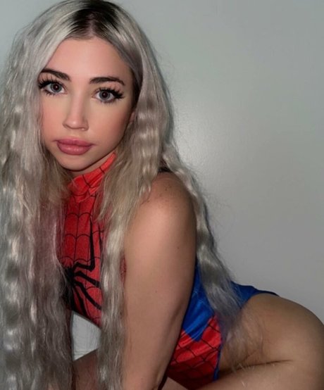 Hailsbee star hot picture