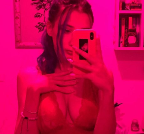 leliloo model top images