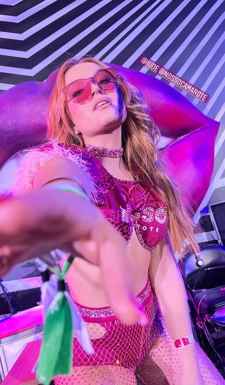 Larissa Manoela star adult picture