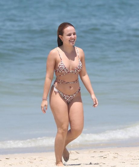 Larissa Manoela erotic model gallery