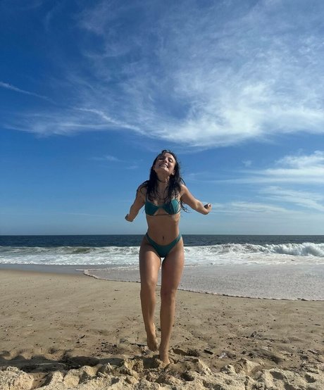 Larissa Manoela pornstar exclusive images