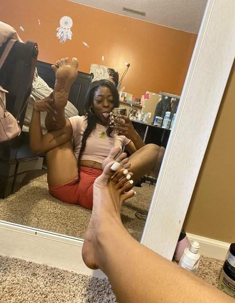 Carameltoesz naked actress picture