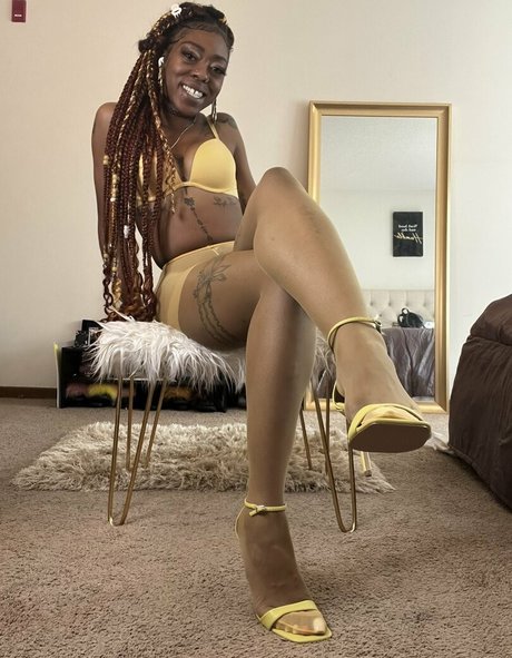 Carameltoesz best model pics