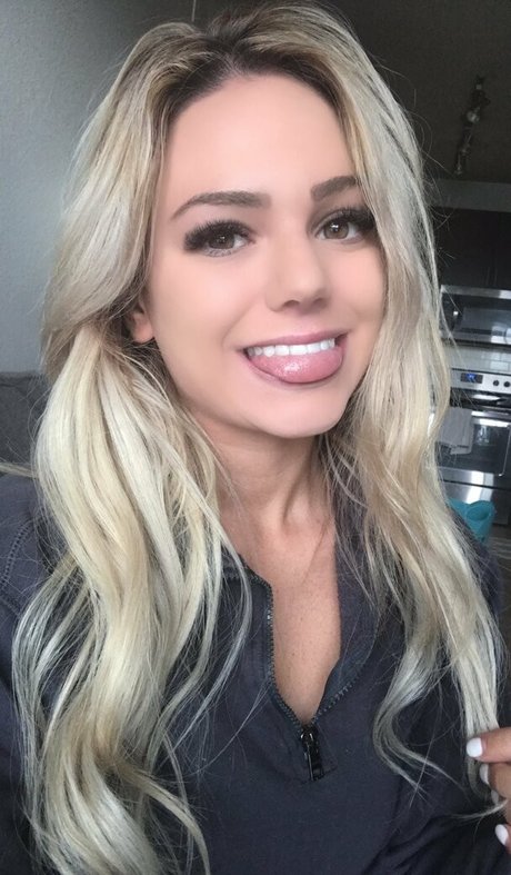 blowjob brunette onlyfans pretty img