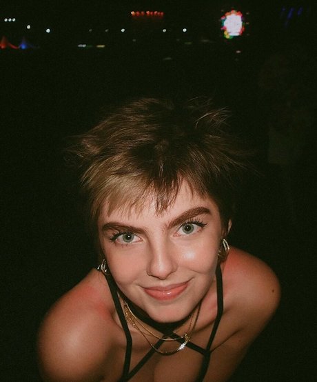 Triz Pariz naked actress photo